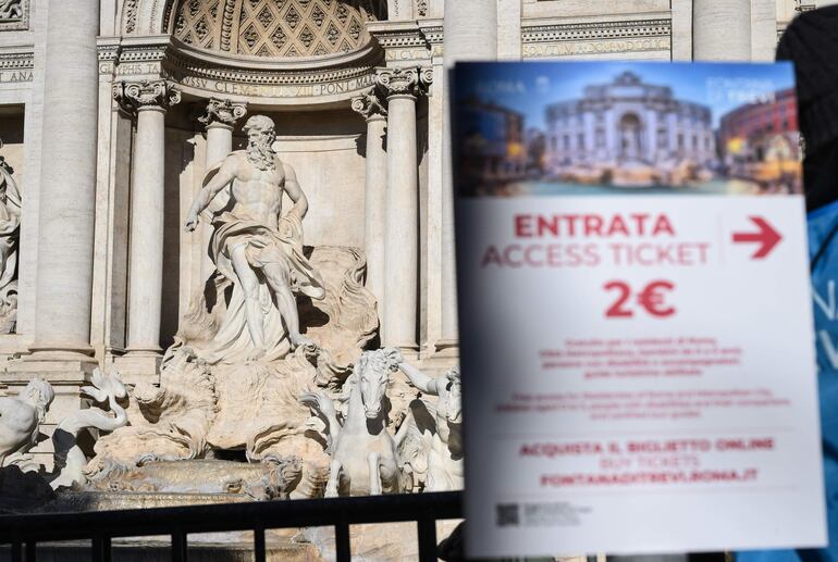 Un cartel informa sobre las entradas para acceder al área de la Fontana di Trevi en el primer día de admisión paga, en Roma, Italia, el 2 de febrero de 2026.
