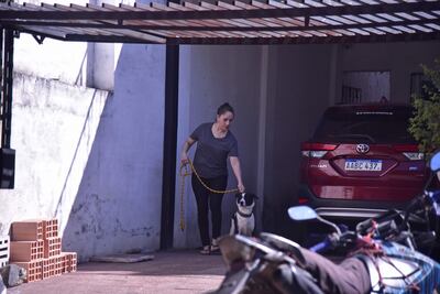 Lunes 11 de noviembre de 2024, a las 09:14, la hermana de la senadora tránsfuga Norma "Yamy Nal" Aquino paseó por el patio de su casa a su perro. En ese horario debía estar en el Palacio de Justicia, según las planillas.