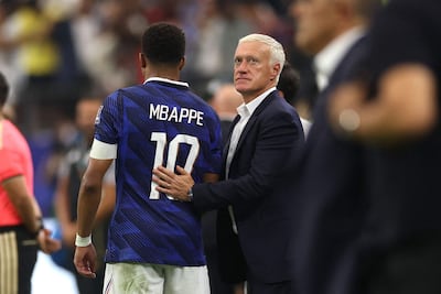 El seleccionador de Francia, Didier Deschamps, reacciona junto a Kylian Mbappé tras la derrota por 0-2 durante el partido de semifinales de la Copa Mundial de la FIFA 2026 entre Francia y España en el Dallas Stadium.