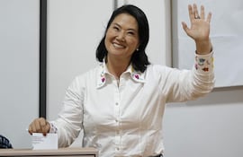 La candidata a la Presidencia de Perú por el partido Fuerza Popular, Keiko Fujimori, vota este domingo, durante la segunda vuelta de las elecciones presidenciales, en el distrito de San Borja en Lima (Perú). EFE