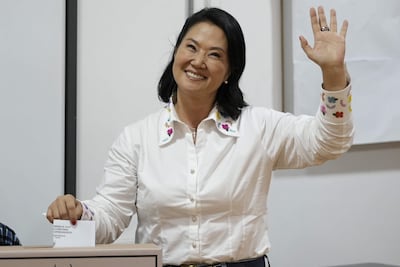 La candidata a la Presidencia de Perú por el partido Fuerza Popular, Keiko Fujimori, vota este domingo, durante la segunda vuelta de las elecciones presidenciales, en el distrito de San Borja en Lima (Perú). EFE