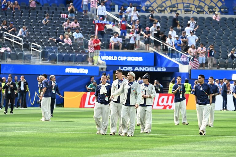 Los jugadores de Paraguay realizando el reconocimiento de campo del SoFi Stadium, para lo que será el encuentro ante Estados Unidos.