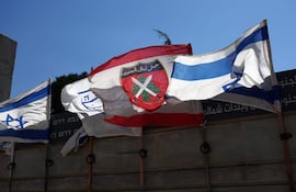 Banderas de Israel y del Ejército del Sur del Líbano ondean en el monumento de la «Buena Valla» en Metula, cerca de la frontera entre Israel y el Líbano.
