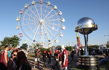 Aficionados de Lanús y Mineiro llega a Asunción para la final de la Copa Sudamericana.