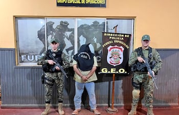 Juan Carlos Gayozo Vera (50), custodiado por agentes policiales.