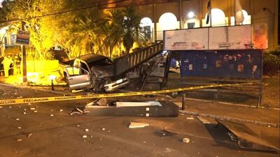 Así quedó la camioneta guiada por Ovidio David Gauto, tras protagonizar un aparatoso accidente la madrugada del sábado último, en Lambaré. El vehículo entró a contramano en la avenida Argaña y a su paso se llevó por delante una moto en la que se encontraba una embarazada y su pareja, chocó una columna de la Ande y se estrelló contra la parada de ómnibus.