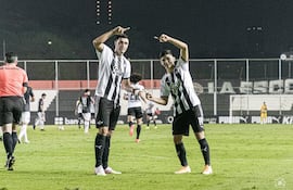 El histórico delantero Óscar "Tacuara" Cardozo y la actual máxima figura Albirroja, Julio Enciso Espínola, en una celebración cuando ambos coincidieron en Libertad.