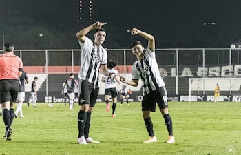 El histórico delantero Óscar "Tacuara" Cardozo y la actual máxima figura Albirroja, Julio Enciso Espínola, en una celebración cuando ambos coincidieron en Libertad.