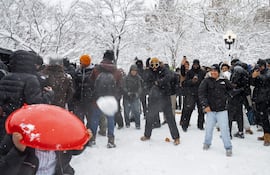 Personas participan en una multitudinaria pelea de bolas de nieve en el parque Washington Square de Nueva York durante una ventisca invernal en Nueva York, EE. UU.