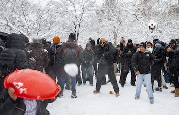 Personas participan en una multitudinaria pelea de bolas de nieve en el parque Washington Square de Nueva York durante una ventisca invernal en Nueva York, EE. UU.