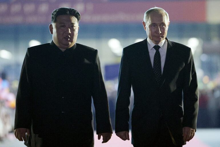 El líder norcoreano Kim Jong-un (a la izquierda) y el presidente ruso Vladimir Putin durante una reunión en Piongyang, el pasado 19 de junio.