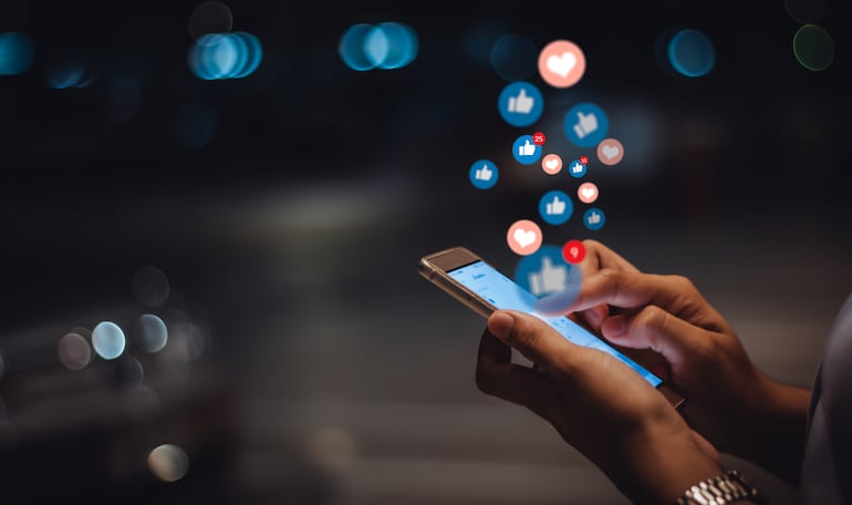 Redes sociales, botón de "like", emojis.