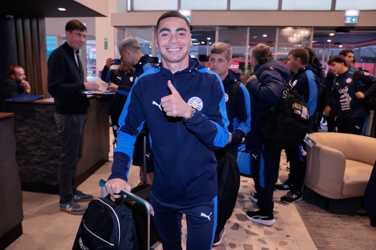 Miguel Ángel Almirón (32) en su llegada a Francia.