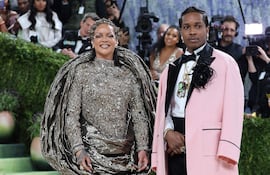 La cantante barbadense Rihanna junto a A$AP Rocky a su llegada a la Met Gala en Nueva York. (EFE/ Octavio Guzmán)