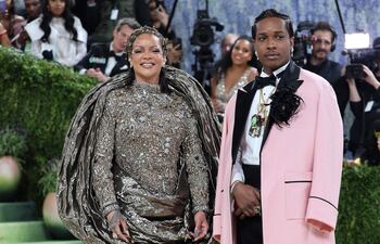 La cantante barbadense Rihanna junto a A$AP Rocky a su llegada a la Met Gala en Nueva York. (EFE/ Octavio Guzmán)