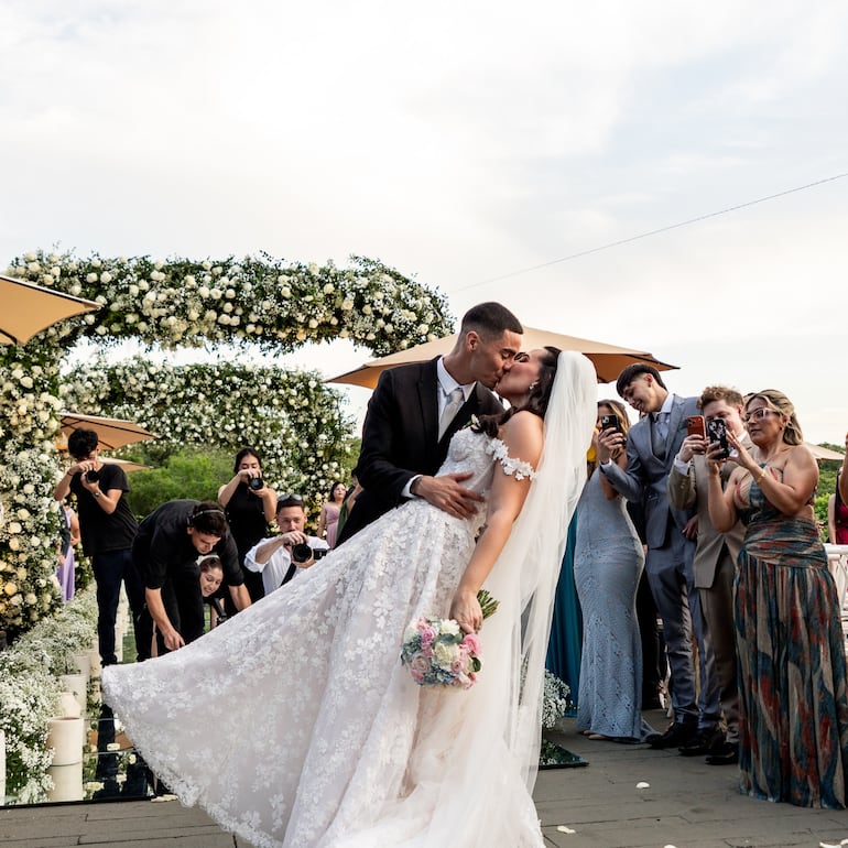El romántico beso de Miguel Almirón y Alexia Notto tras convertirse en marido y mujer ante la ley de Dios. (Instagram/Miguel Almirón)