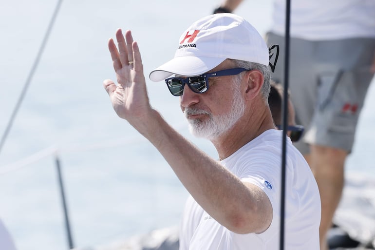El rey Felipe VI saludando antes de zarpar para participar en la 44 edición de la Copa del Rey de vela. (EFE/Ballesteros)

