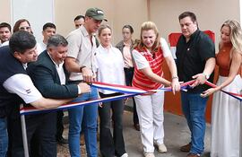 Todos sonrientes habilitado la sala de Terapia Neonatal de Villarrica, que según determinó la auditoría de la Superintendencia de Salud, no estaba aún en condiciones. Un pequeño perdió la vida tras no recibir rápida atención, ya que la inauguración solo fue para la foto.