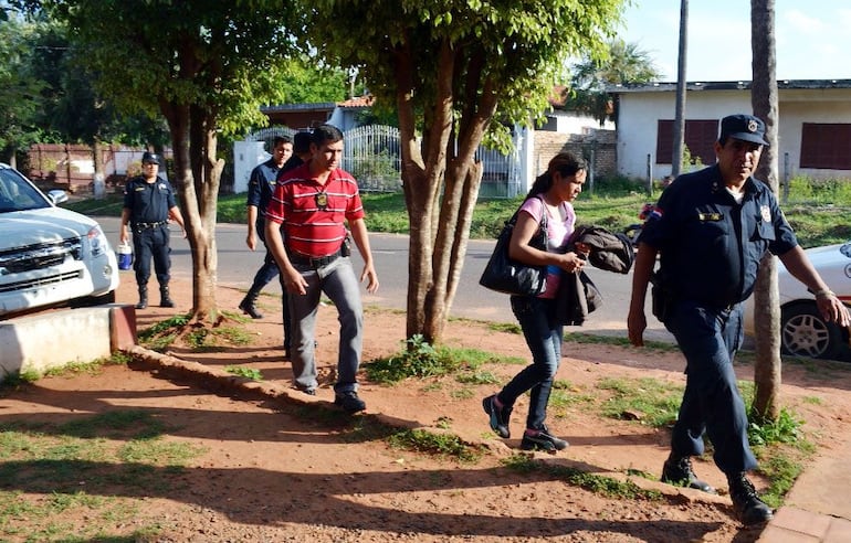 Agentes policiales conducen a Clementina Ruiz Díaz a la cárcel. Fue el 23 de octubre de 2013 y la docente solo recuperó su libertad casi tres años despues, tras su absolución.