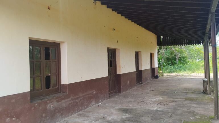 Antigua estación de trenes de Tebicuary se cae a pedazos en medio del abandono.