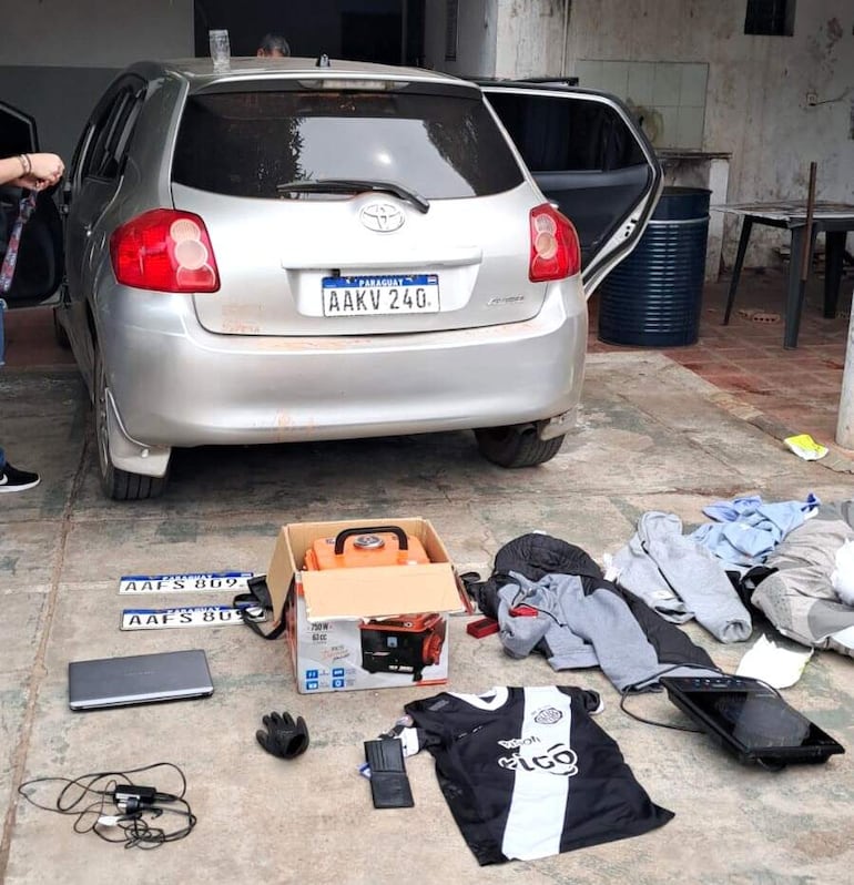 En el interior del automóvil Toyota Auris, utilizado por los detenidos, se hallaron varias evidencias cuyo origen se está indagando.