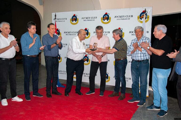 La gente del stud Kika recibió el premio "Expo 2023", por el triunfo de Avinagrado, en suelta sobre 1.300 metros.
