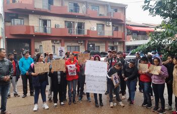 Vecinos exigen liberación de joven acusados de abusar de una niña.