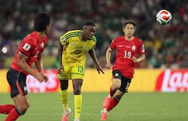 Sphephelo Sithole impacta el balón hacia la portería coreana, en el partido que Sudáfrica se impuso 1-0 y clasificó a los dieciseisavos del Mundial 2026.
AFP