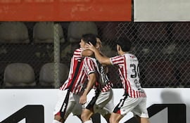 Matías Agüero celebra el tanto del triunfo sanlorenzano, en medio de los abrazos de Cristian Colmán y Axel Galeano.