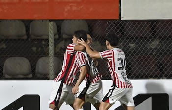 Matías Agüero celebra el tanto del triunfo sanlorenzano, en medio de los abrazos de Cristian Colmán y Axel Galeano.