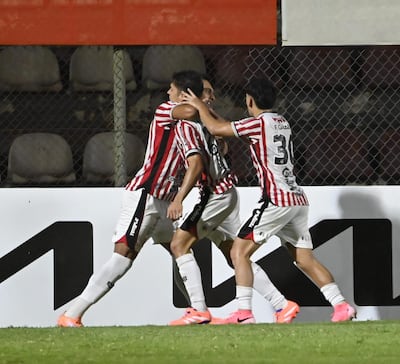 Matías Agüero celebra el tanto del triunfo sanlorenzano, en medio de los abrazos de Cristian Colmán y Axel Galeano.