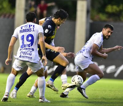 Abel Paredes y Juan Patiño llegan para cerrar el paso a Enrique Borja.