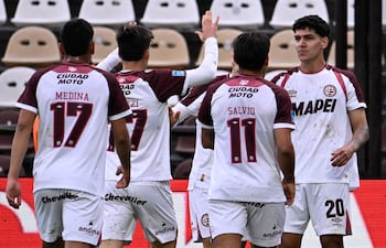 El delantero paraguayo, Allan Steven Wlk Duré (23 años) recibe las felicitaciones de sus compañeros tras anotar el tanto ganador de Lanús en su visita a Platense.