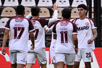 El delantero paraguayo, Allan Steven Wlk Duré (23 años) recibe las felicitaciones de sus compañeros tras anotar el tanto ganador de Lanús en su visita a Platense.