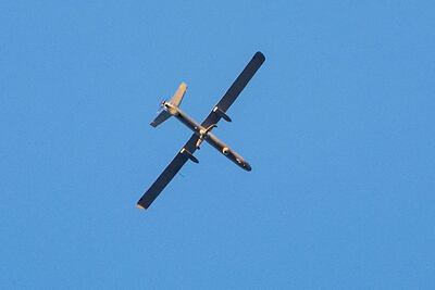 Un dron militar israelí sobrevuela el campo de refugiados de Yenín, en Cisjordania, este viernes.