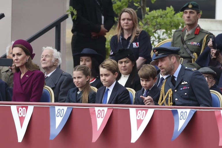 Kate Middleton y William de Inglaterra con sus hijos George, Charlotte y Louis observando el desfile militar. EFE/EPA/NEIL HALL)
