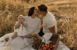 Olivia Culpo, con Colette en brazos, y Christian McCaffrey anunciaron que serán padres por segunda vez.