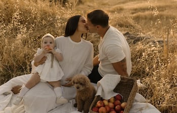 Olivia Culpo, con Colette en brazos, y Christian McCaffrey anunciaron que serán padres por segunda vez.
