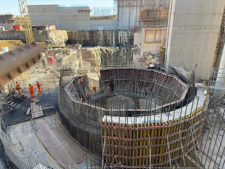 Yacyretá instaló la primera pieza de la turbina de Aña Cuá