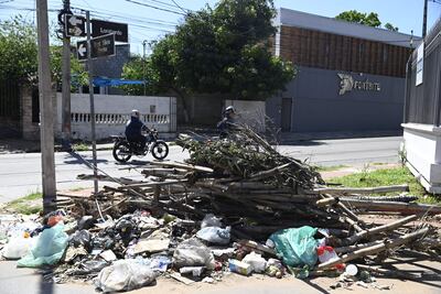 Basurales "florecen" sobre Capitán Lombardo, en el barrio Virgen de la Asunción.