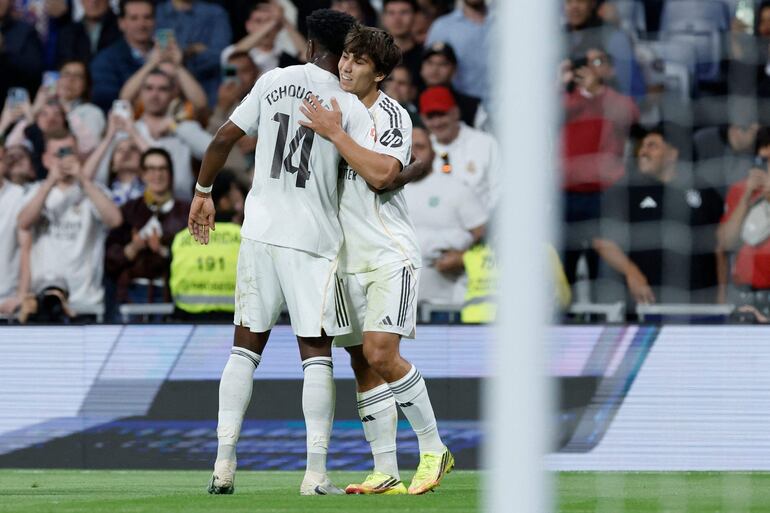 El delantero español del Real Madrid, Gonzalo García, celebra tras anotar el primer gol durante el partido de fútbol de la liga española entre el Real Madrid CF y el Real Oviedo en el Estadio Santiago Bernabéu en Madrid