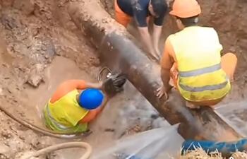 Técnicos trabajando por la cañeria principal rota que dejo sin agua a Coronel Oviedo.
