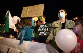 Una manifestación contra del abuso infantil, tras el caso del niño abusado en un colegio de la ciudad de Lambaré por estudiantes mayores.