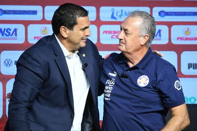 El presidente de la Asociación Paraguaya de Fútbol, Robert Harrison (izquierda), saluda al entrenador argentino Gustavo Alfaro durante su presentación como nuevo director técnico de la Selección Paraguaya de Fútbol.
