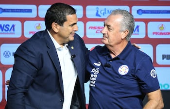El presidente de la Asociación Paraguaya de Fútbol, Robert Harrison (izq.), saluda al entrenador argentino Gustavo Alfaro durante su presentación como nuevo director técnico de la selección nacional de Paraguay en Asunción.