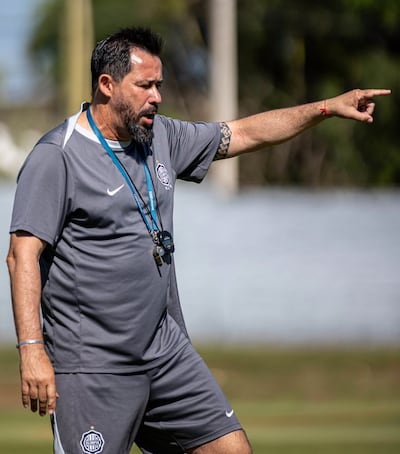 El entrenador argentino Pablo Andrés Sánchez Spucches (53 años), popularmente conocido como "Vitamina" dirigiendo la sesión de entrenamiento de Olimpia en La Villa Olimpia.