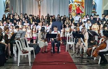 Más de 300 alumnos del Conservatorio Ha Che Valle ofrecieron su concierto navideño de fin de año, con presentaciones corales e instrumentales y la graduación de siete jóvenes en lenguaje musical y guitarra popular.