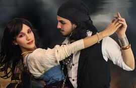 Joycie Di Tore y Marco Mendoza en una foto de "Piratas del Caribe: al rescate de los siete mares".