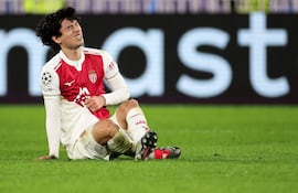 El delantero japonés del Mónaco, Takumi Minamino, reacciona tras chocar con el delantero húngaro del Galatasaray, Roland Sallai (fuera de cuadro), durante el partido de la fase de liga de la UEFA Champions League entre el Mónaco y el Galatasaray, en el estadio Louis II de Mónaco.