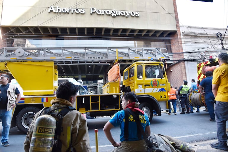Revelan la posible causa del incendio en el edificio de Ahorros Paraguayos